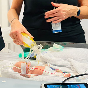 En kvinna prövar att vårda en neonataldocka