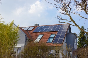 Hustak med solpaneler