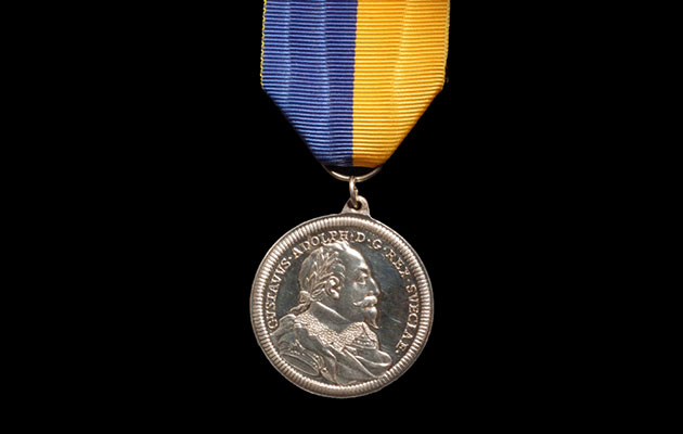 Den äldre Gustaf Adolf-medaljen i silver.