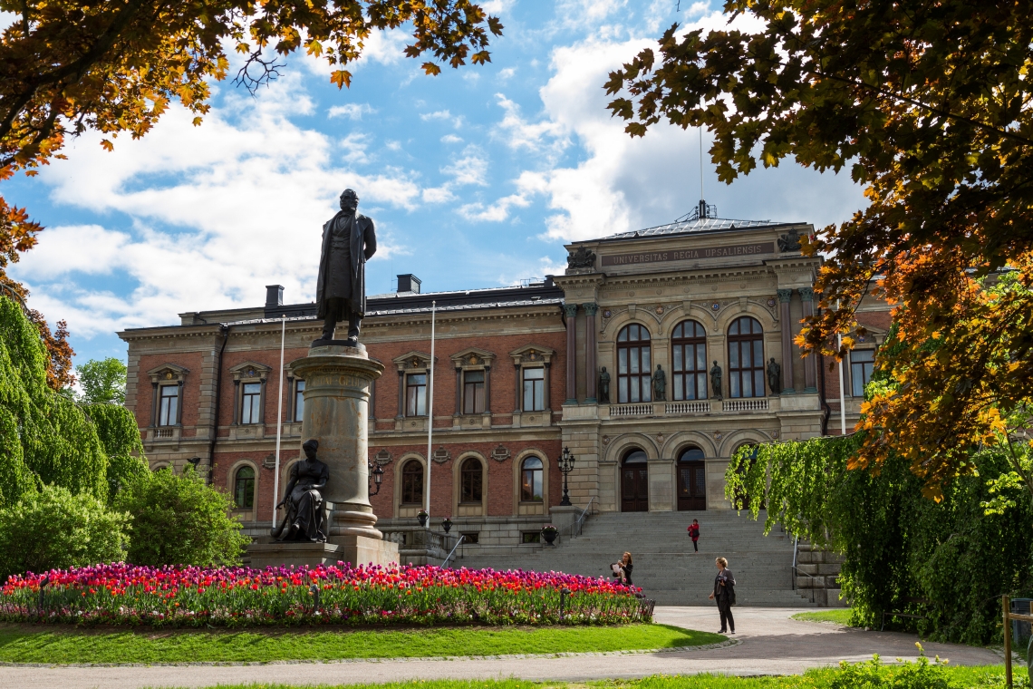 Bilden visar universitetshuset i Uppsala – sommartid.