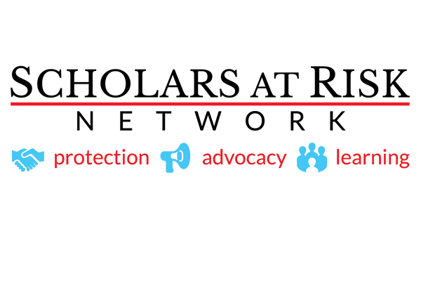 Logotyp för Scholars at Risk bestående av namnet med ett rött streck.