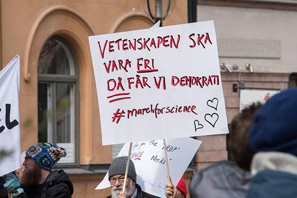 Bild på plakat under demonstrationen Manifestation för vetenskap i Stockholm. På plakatet står 