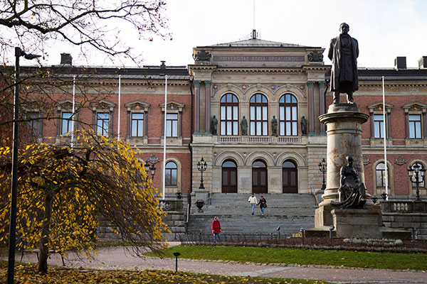 Universitetshuset med statyn på Erik Gustaf Geijer framför
