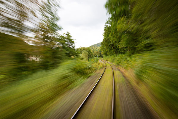 En suddig bild av ett järnvägsspår