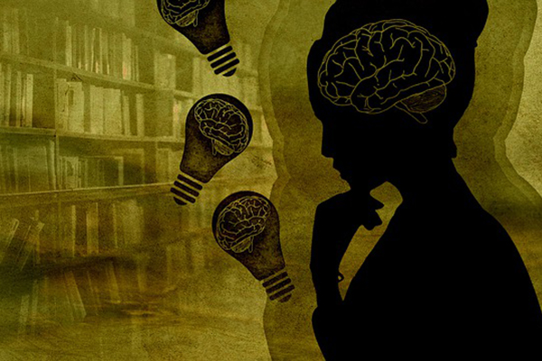 Kvinna i bibliotek med hjärnan synlig
