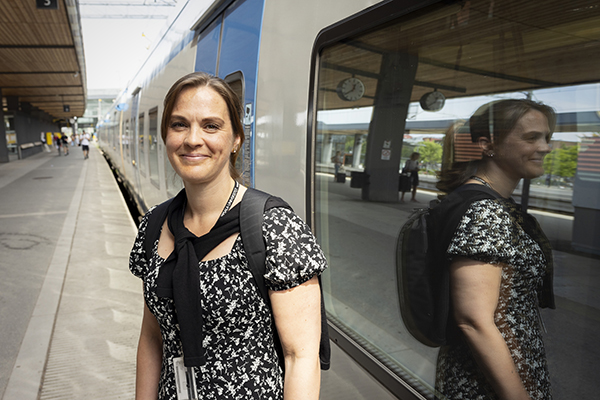Karin Ersson utanför ett tåg