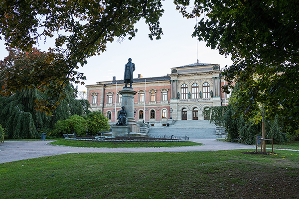 Universitetshuset och Geijerstatyn i sommarskrud.